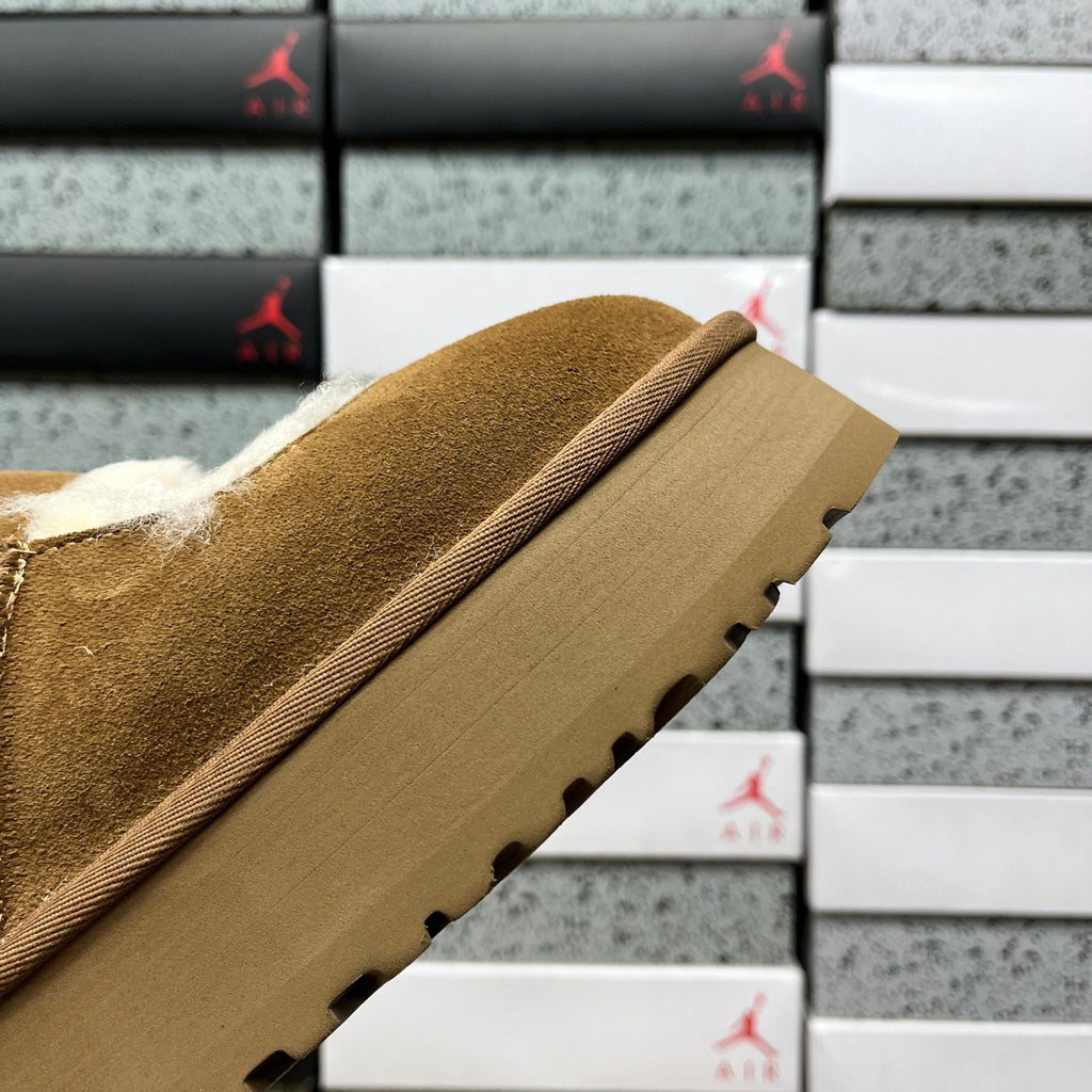 UGG Kallen Lace Platform Slipper – Suede Mule with Natural Shearling Lining, Suede UGG Logo Patch & Chunky Tonal Platform Sole in Chestnut